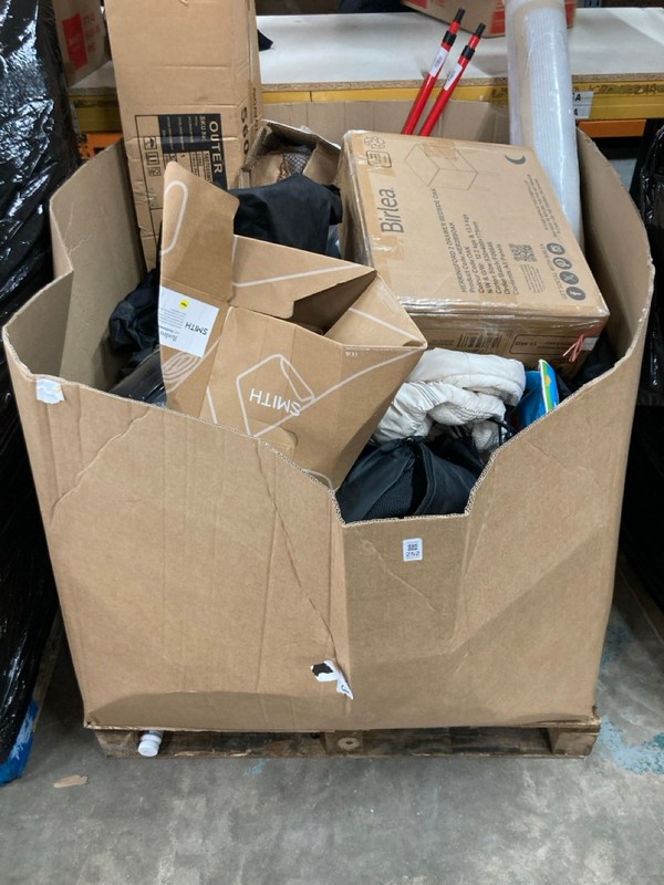 Lot 252  
            Nottingham SR2 - Collection Only 

                
PALLET OF ITEMS INC BIRLEA HERRINGFORD 2 DRAWER BEDSIDE OAK (COLLECTION ONLY)