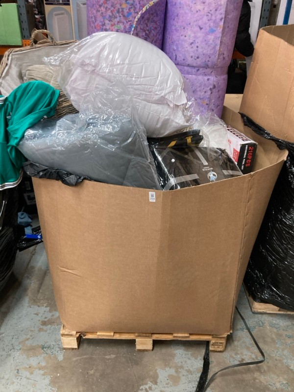 Lot 254  
            Nottingham SR2 - Collection Only 

                
PALLET OF ITEMS INC 216 PCS SOCKET SET & WHITE PILLOWS  (COLLECTION ONLY)