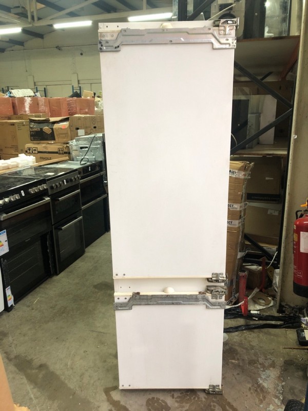 Lot 2  
            Nottingham SR2 - Delivery or Collection 

                
BOSCH INTEGRATED FRIDGE FREEZER MODEL NO: KIM3040GB
