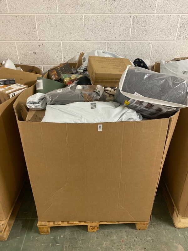 Lot 105  
            Nottingham SR3 - Delivery or Collection 

                
PALLET OF ITEMS TO INCLUDE SOFA COVER