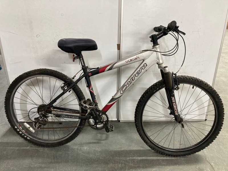Lot 147  
            Nottingham SR6 - Collection Only 

                
CARRERA VULCAN SILVER FRAME PEDAL BICYCLE (MPSS02391597) (COLLECTION ONLY)