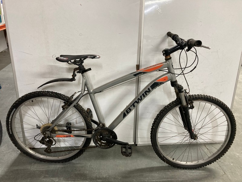 Lot 149  
            Nottingham SR6 - Collection Only 

                
BTWIN ROCKRIDER 340 SILVER FRAME PEDAL BICYCLE (MPSS02391561) (COLLECTION ONLY)