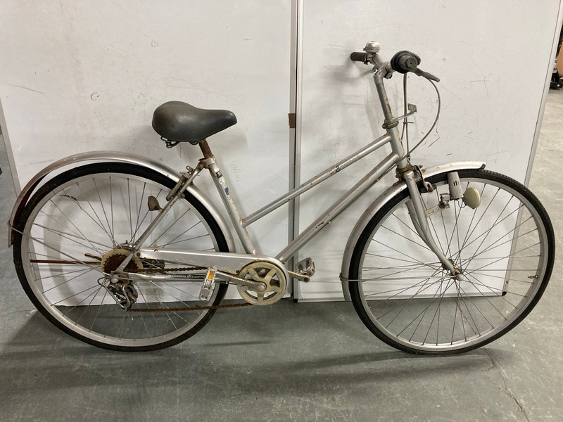 Lot 155  
            Nottingham SR6 - Collection Only 

                
UNBRANDED SILVER FRAME PEDAL BICYCLE (MPSS02391608) (COLLECTION ONLY)
