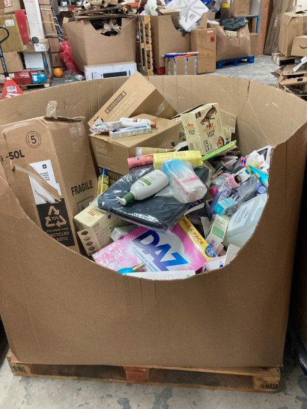 Lot 193  
            Nottingham SR6 - Delivery Or Collection 

                
PALLET OF ITEMS TO INC DECO BIN, HOUSEHOLD ITEMS AND SMALL COSMETIC PRODUCTS (ALL...