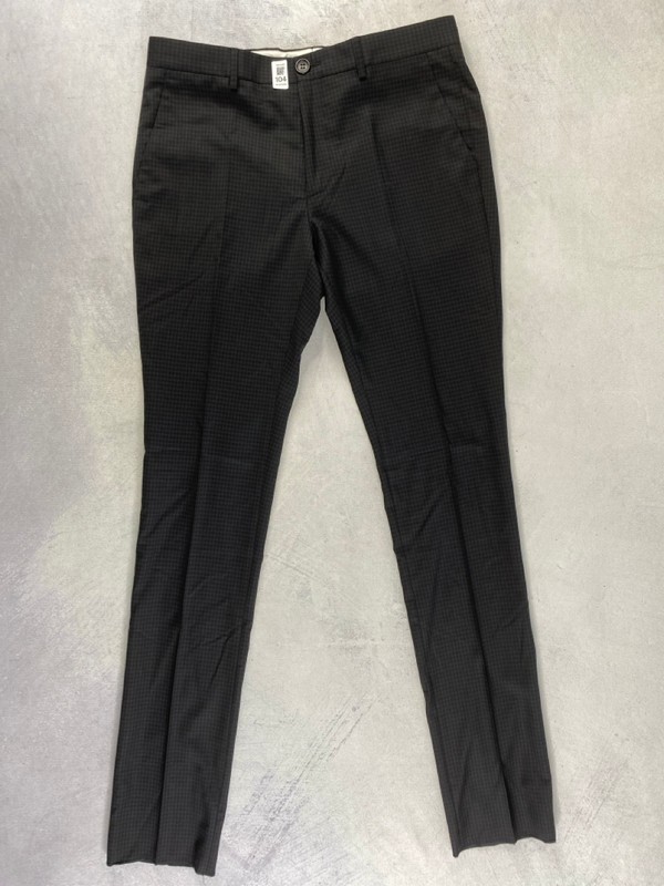 Lot 104  
            Nottingham Prem - Delivery Only 

                
PAUL SMITH MENS TROUSER. SIZE 32 MADE FROM 100% WOOL