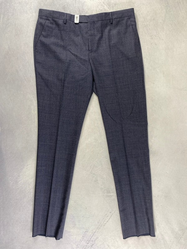 Lot 111  
            Nottingham Prem - Delivery Only 

                
PAUL SMITH MENS TROUSER. SIZE 44/54 MADE FROM 100% WOOL