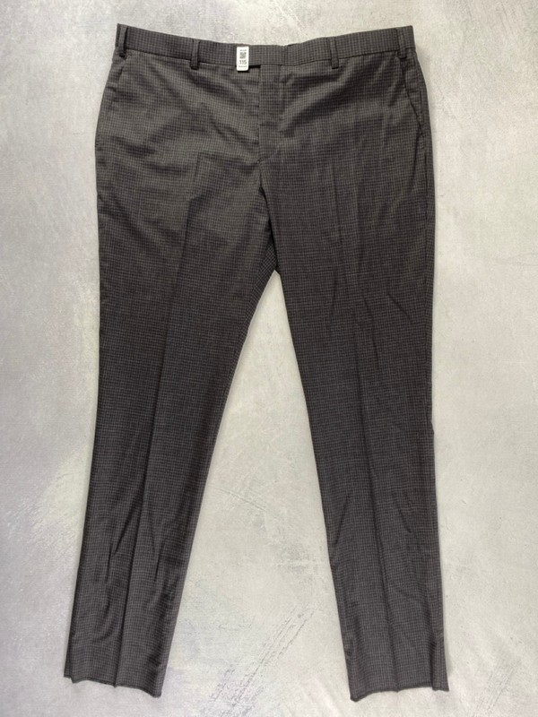 Lot 115  
            Nottingham Prem - Delivery Only 

                
PAUL SMITH MENS TROUSER. SIZE  46/56 MADE FROM 100% WOOL