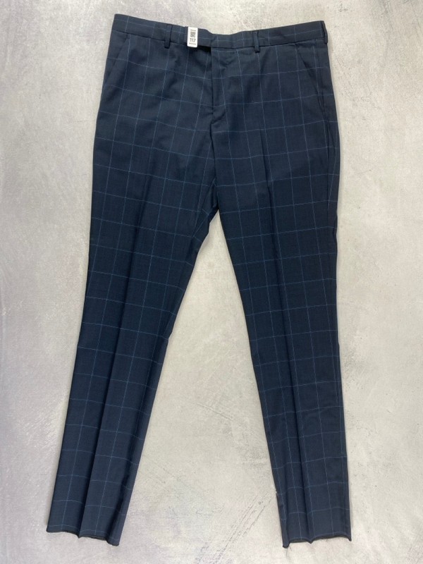 Lot 117  
            Nottingham Prem - Delivery Only 

                
PAUL SMITH MENS TROUSER. SIZE 42/36 MADE FROM 100% WOOL