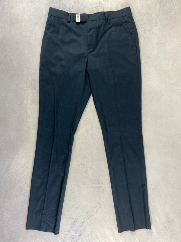 Lot 118  
            Nottingham Prem - Delivery Only 

                
PAUL SMITH MENS TROUSER. SIZE 38R/48 MADE FROM 100% WOOL