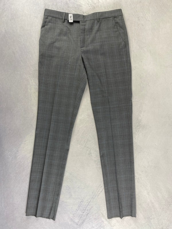 Lot 119  
            Nottingham Prem - Delivery Only 

                
PAUL SMITH MENS TROUSER. SIZE R38 MADE FROM 100% WOOL