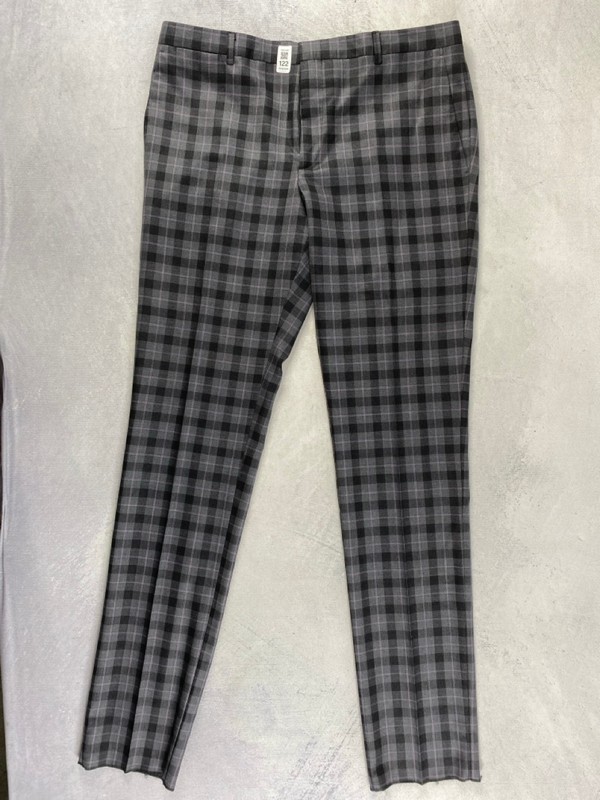 Lot 122  
            Nottingham Prem - Delivery Only 

                
PAUL SMITH MENS TROUSER. SIZE 40/6R MADE FROM 100% WOOL