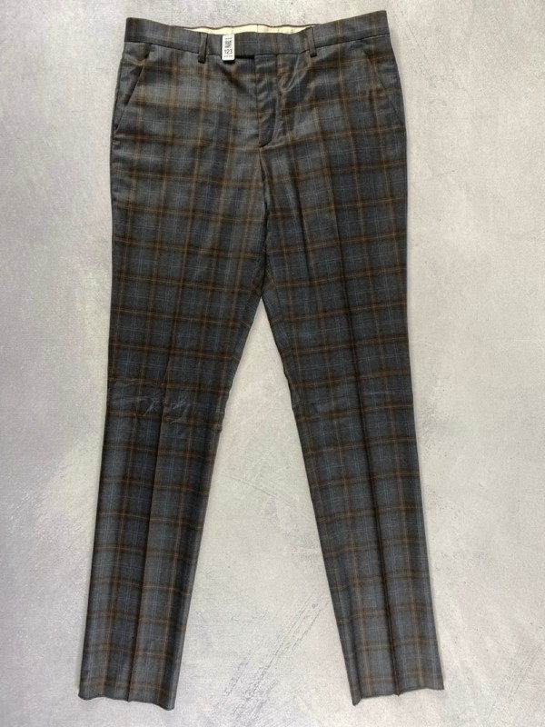 Lot 123  
            Nottingham Prem - Delivery Only 

                
PAUL SMITH MENS TROUSER. SIZE 40R MADE FROM 100% WOOL