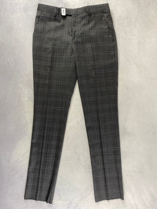 Lot 125  
            Nottingham Prem - Delivery Only 

                
PAUL SMITH MENS TROUSER. SIZE 38/6R