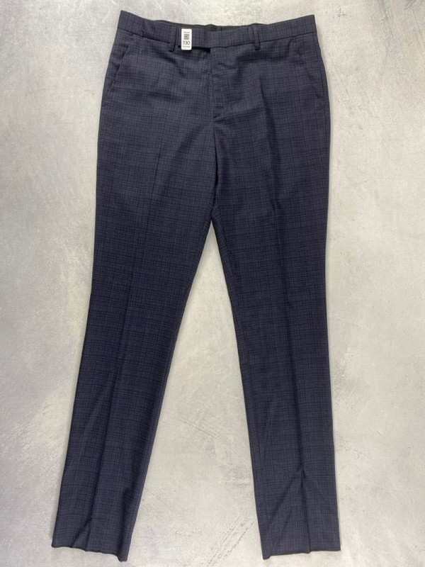 Lot 130  
            Nottingham Prem - Delivery Only 

                
PAUL SMITH MENS TROUSER. SIZE R38 MADE FROM 100% WOOL
