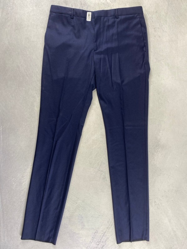 Lot 131  
            Nottingham Prem - Delivery Only 

                
PAUL SMITH MENS TROUSER. SIZE 40/6R MADE FROM 100% WOOL