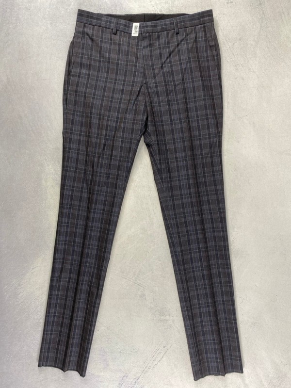 Lot 136  
            Nottingham Prem - Delivery Only 

                
PAUL SMITH MENS TROUSER. SIZE R38