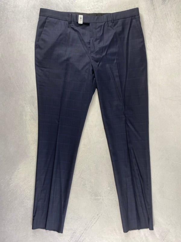 Lot 137  
            Nottingham Prem - Delivery Only 

                
PAUL SMITH MENS TROUSER. SIZE 46R/56 MADE FROM 100% WOOL