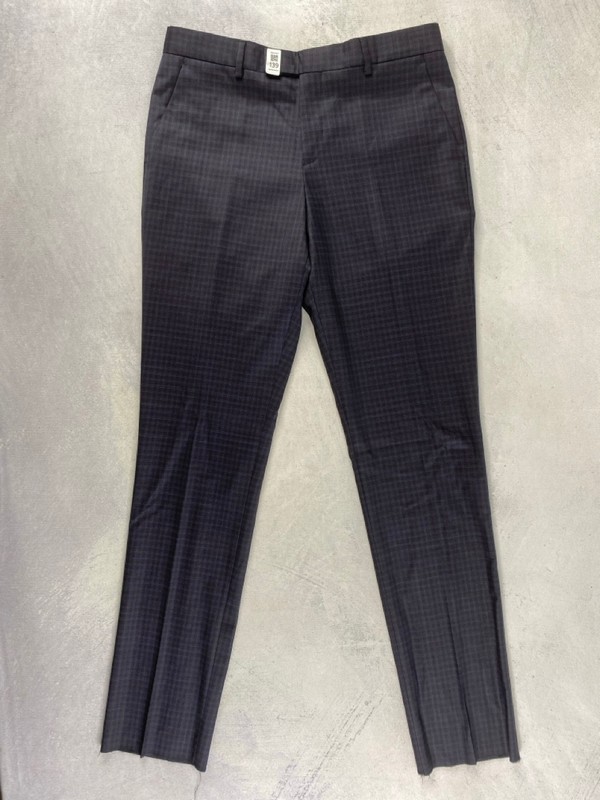 Lot 139  
            Nottingham Prem - Delivery Only 

                
PAUL SMITH MENS TROUSER. SIZE 32