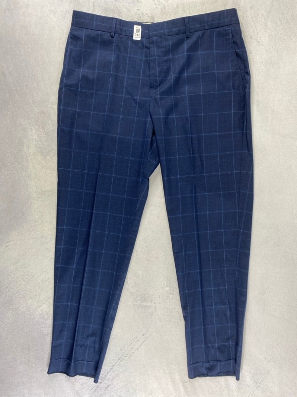 Lot 142  
            Nottingham Prem - Delivery Only 

                
PAUL SMITH MENS TROUSER. SIZE 42/36 MADE FROM 100% WOOL
