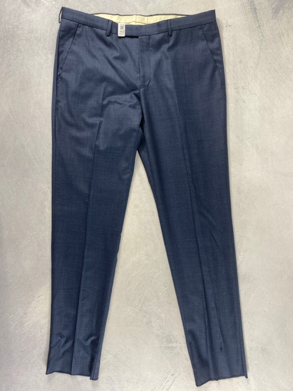 Lot 143  
            Nottingham Prem - Delivery Only 

                
PAUL SMITH MENS TROUSER. SIZE R44 MADE FROM 100% WOOL