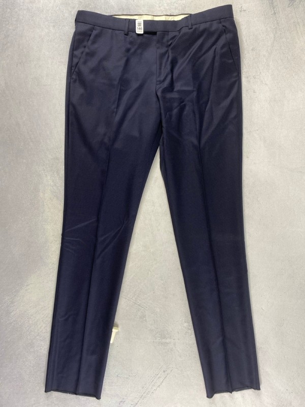 Lot 146  
            Nottingham Prem - Delivery Only 

                
PAUL SMITH MENS TROUSER. SIZE R42 MADE FROM 100% WOOL