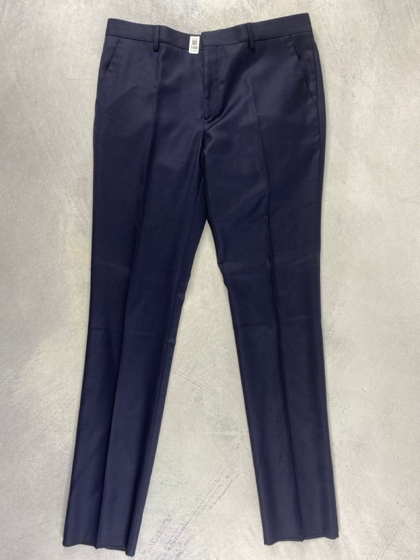 Lot 148  
            Nottingham Prem - Delivery Only 

                
PAUL SMITH MENS TROUSER. SIZE 42/52 MADE FROM 100% WOOL