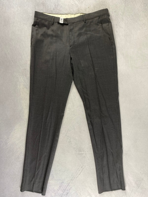 Lot 149  
            Nottingham Prem - Delivery Only 

                
PAUL SMITH MENS TROUSER. SIZE R42 MADE FROM 100% WOOL
