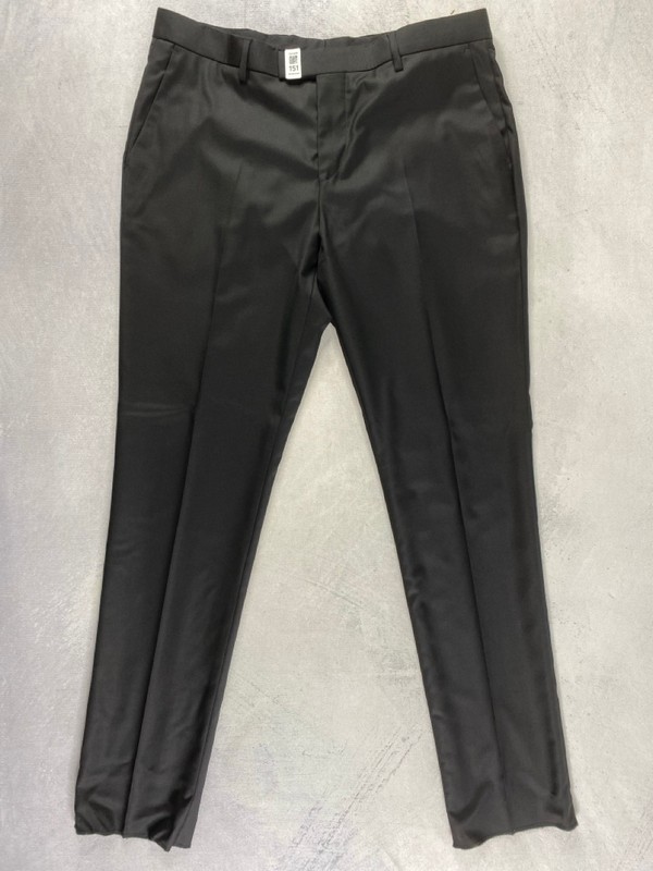 Lot 151  
            Nottingham Prem - Delivery Only 

                
PAUL SMITH MENS TROUSER. SIZE 42/52 MADE FROM 100% WOOL
