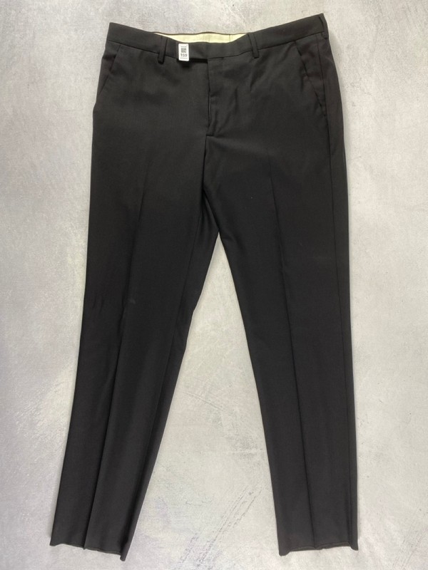 Lot 159  
            Nottingham Prem - Delivery Only 

                
PAUL SMITH MENS TROUSER. SIZE R42