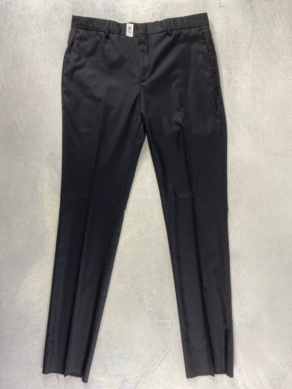 Lot 160  
            Nottingham Prem - Delivery Only 

                
PAUL SMITH MENS TROUSER. SIZE R38
