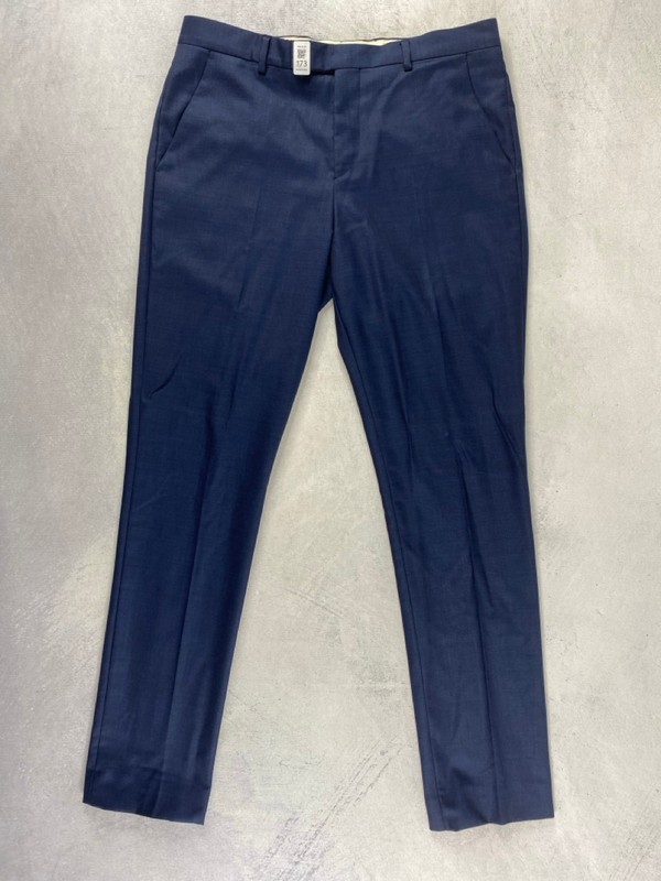 Lot 173  
            Nottingham Prem - Delivery Only 

                
PAUL SMITH MENS TROUSER. SIZE 38 MADE FROM 100% WOOL