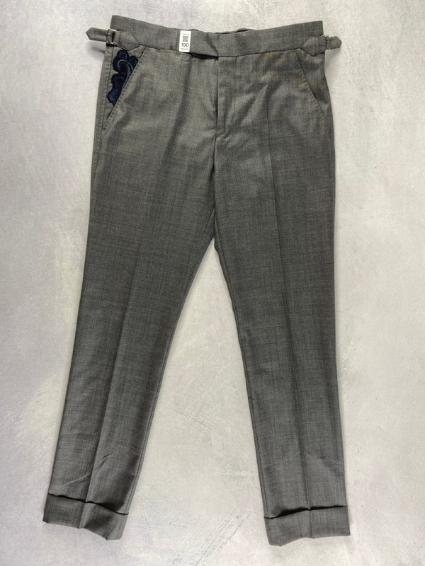 Lot 190  
            Nottingham Prem - Delivery Only 

                
PAUL SMITH MENS TROUSER. SIZE 32