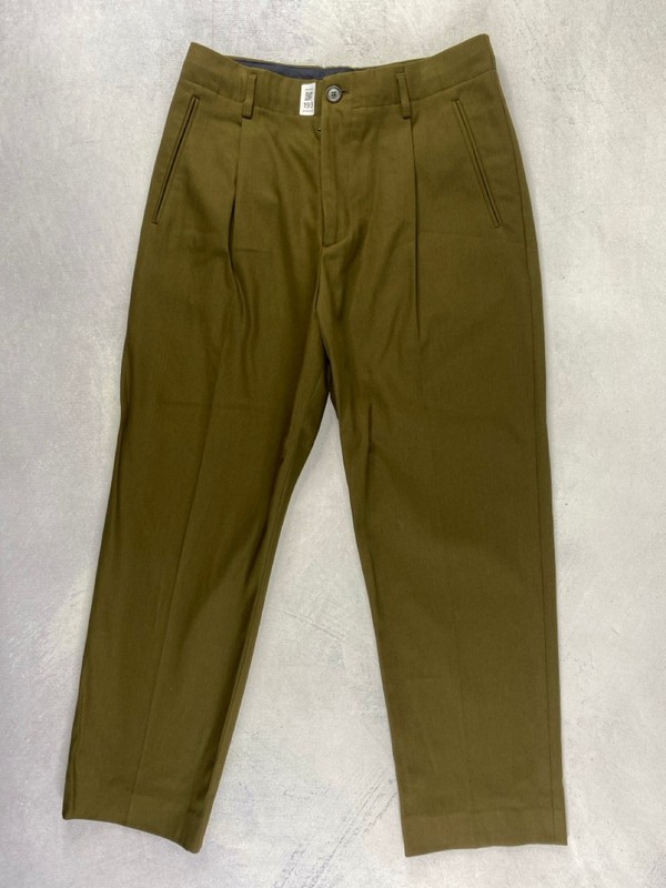 Lot 193  
            Nottingham Prem - Delivery Only 

                
PAUL SMITH MENS TROUSER. SIZE 32