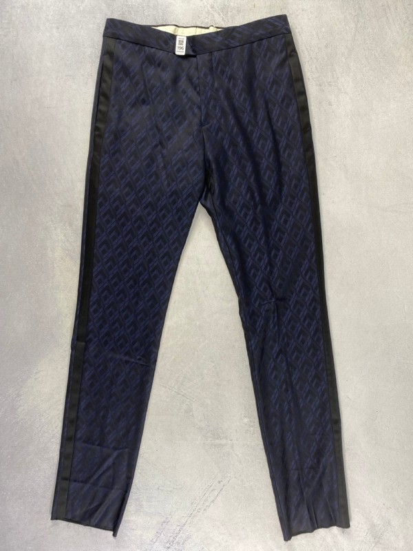 Lot 196  
            Nottingham Prem - Delivery Only 

                
PAUL SMITH MENS TROUSER. SIZE R38 MADE FROM 100% WOOL