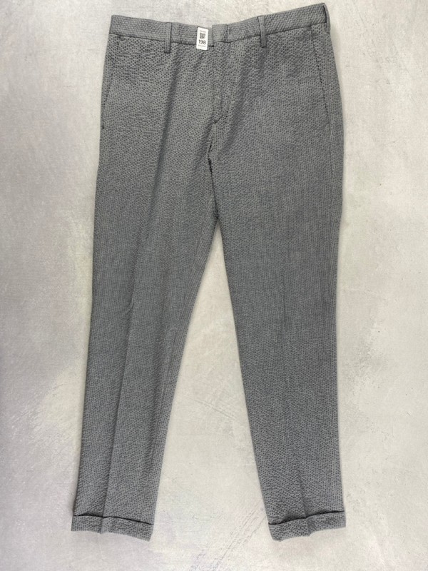 Lot 198  
            Nottingham Prem - Delivery Only 

                
PAUL SMITH MENS TROUSER. SIZE 32
