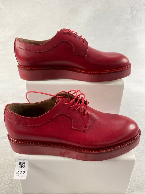 Lot 239  
            Nottingham Prem - Delivery Only 

                
PAUL SMITH WOMENS SHOES SIZE 37