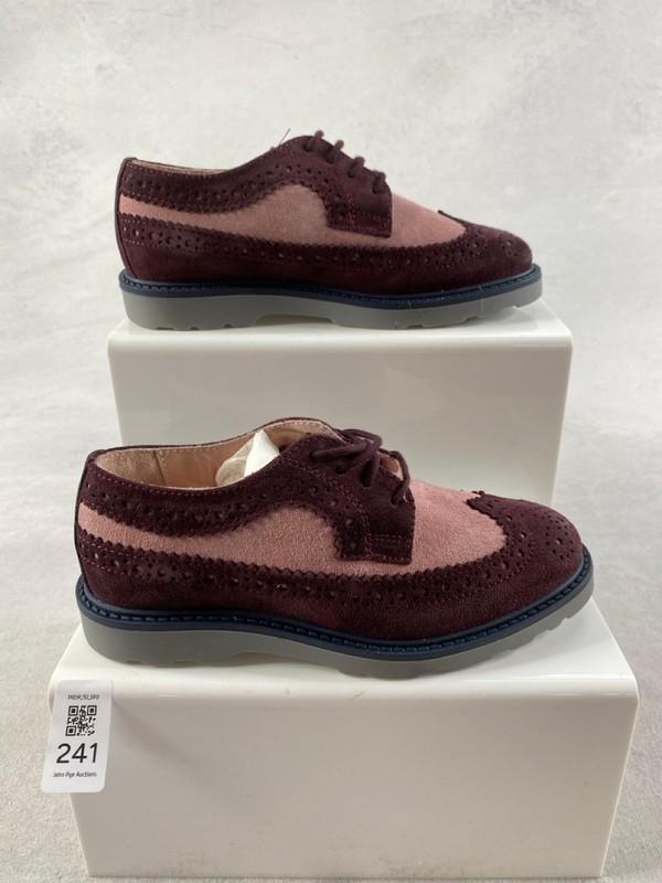 Lot 241  
            Nottingham Prem - Delivery Only 

                
PAUL SMITH JUNIOR  SHOES SIZE 31