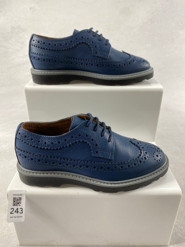 Lot 243  
            Nottingham Prem - Delivery Only 

                
PAUL SMITH JUNIOR  SHOES SIZE 30