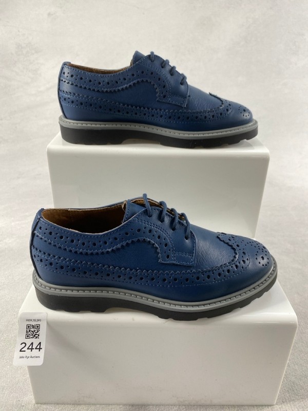 Lot 244  
            Nottingham Prem - Delivery Only 

                
PAUL SMITH JUNIOR  SHOES SIZE 30