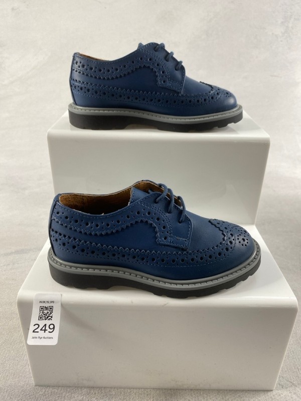 Lot 249  
            Nottingham Prem - Delivery Only 

                
PAUL SMITH JUNIOR  SHOES SIZE 26