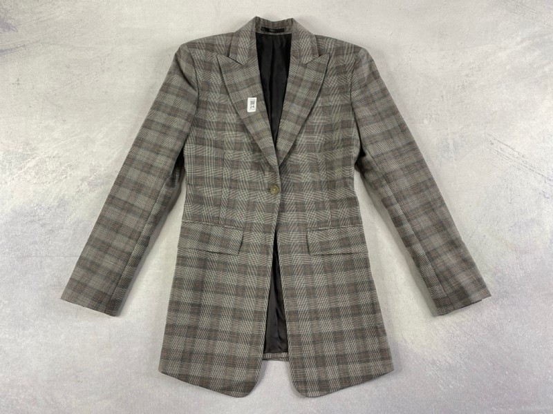 Lot 24  
            Nottingham Prem - Delivery Only 

                
PAUL SMITH MENS BUTTON JACKET.SIZE 40 MADE FROM 100% WOOL
