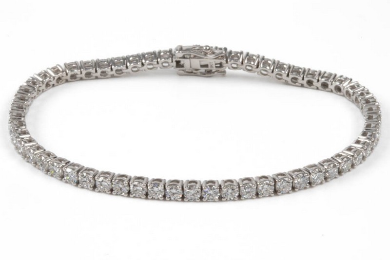 Lot 16  
            Nottingham Luxury Room - Delivery Only 

                
9K White 5.14ct Laboratory Grown Diamond Tennis Bracelet, 17cm, 9.1g.  Auction Gu...