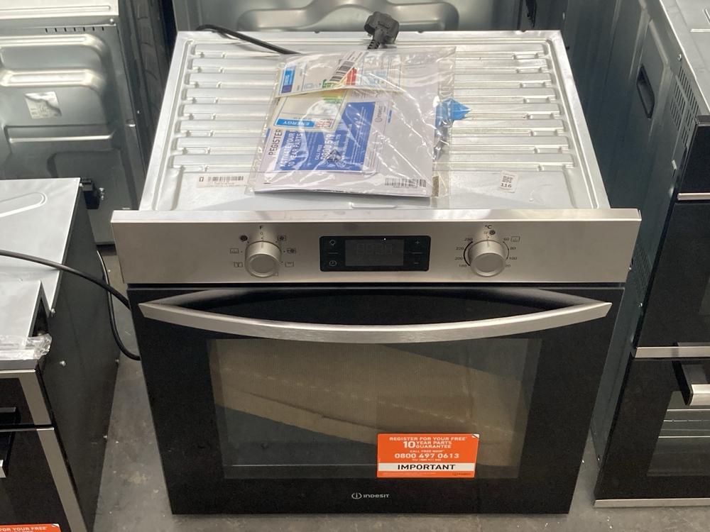 Lot 116  
            Chesterfield SR39 - Collection or Optional Delivery Available 

                
INDESIT BUILT IN SINGLE ELECTRIC OVEN IN STAINLESS STEEL MODEL: IO253XUK ORIGINAL...