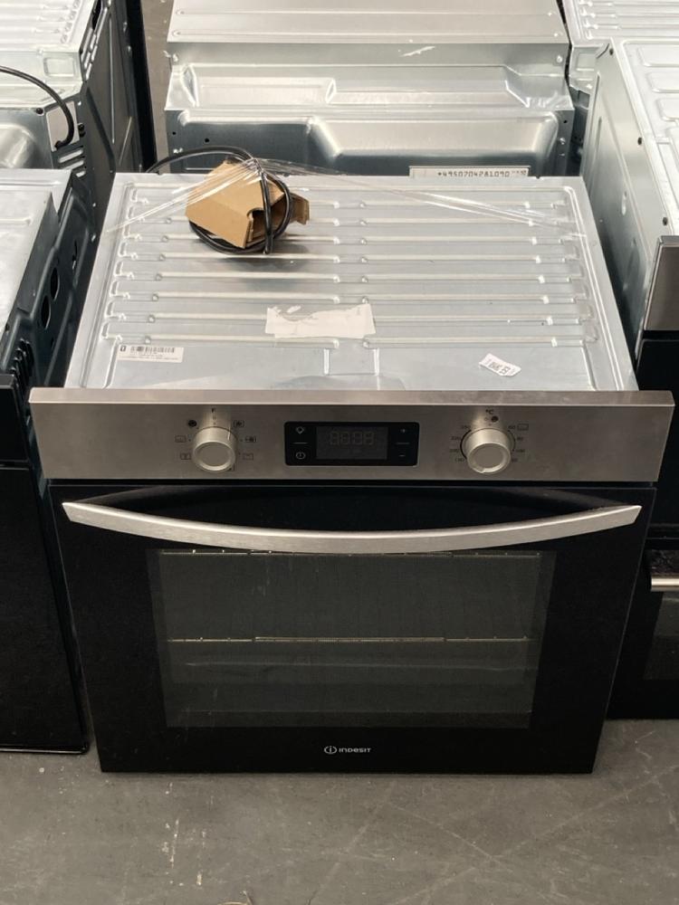 Lot 123  
            Chesterfield SR39 - Collection or Optional Delivery Available 

                
INDESIT BUILT IN SINGLE ELECTRIC OVEN IN STAINLESS STEEL MODEL: IO253XUK ORIGINAL...