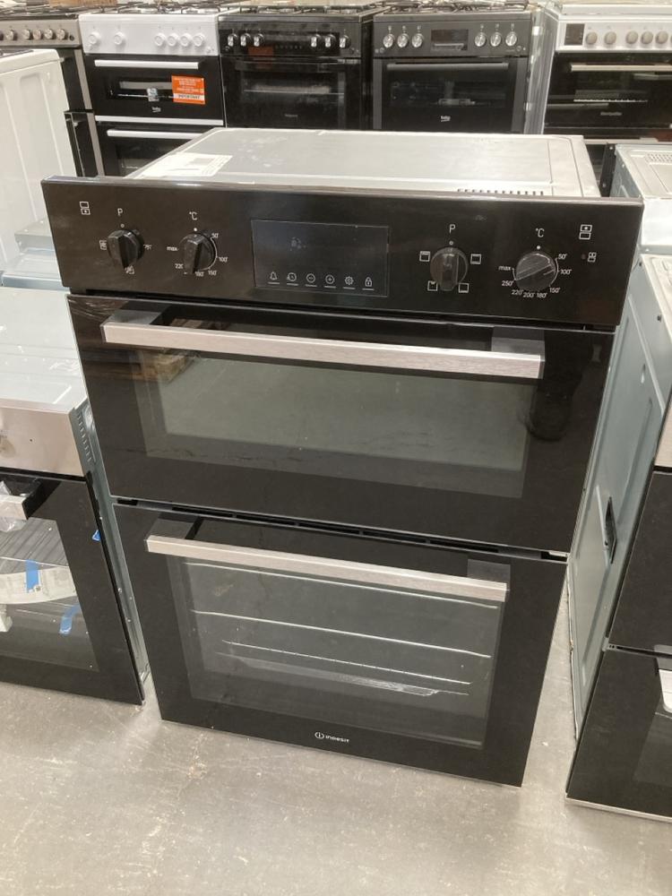 Lot 133  
            Chesterfield SR39 - Collection or Optional Delivery Available 

                
INDESIT BUILT IN DOUBLE ELECTRIC OVEN IN BLACK MODEL: DII10D ORIGINAL RRP- £329 (...