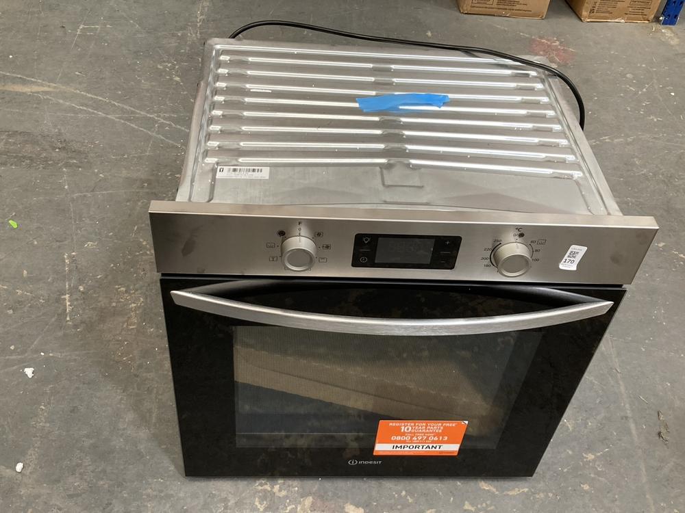 Lot 170  
            Chesterfield SR39 - Collection or Optional Delivery Available 

                
INDESIT BUILT IN SINGLE ELECTRIC OVEN IN STAINLESS STEEL MODEL: IO253XUK ORIGINAL...