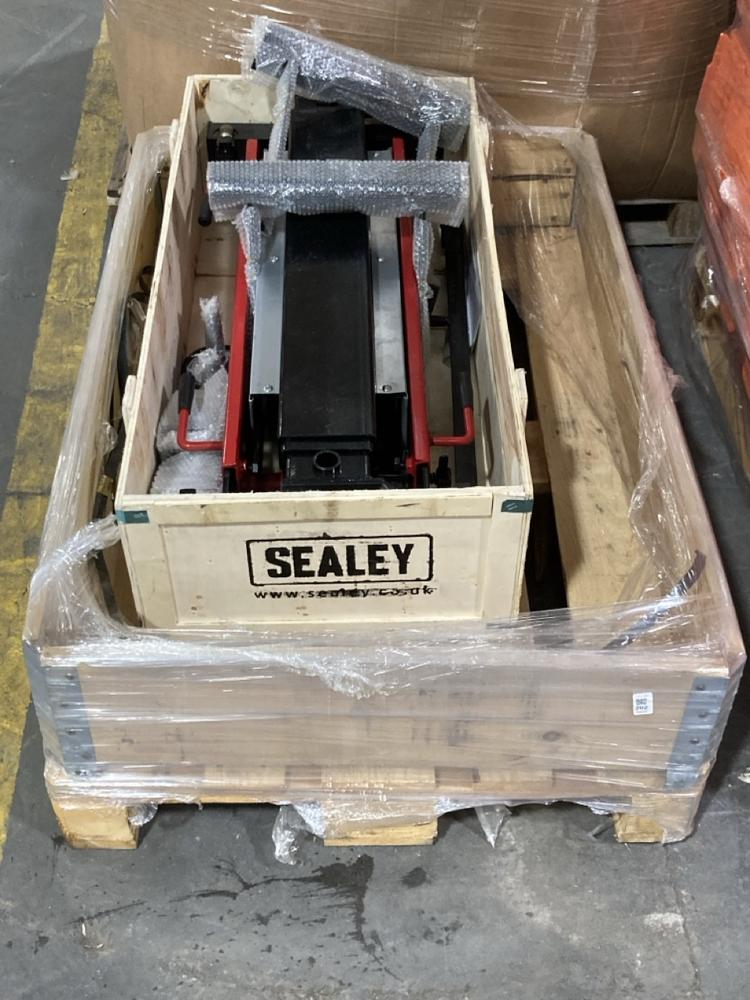 Lot 202  
            Chesterfield SR39 - Collection or Optional Delivery Available 

                
SEALEY 2 TONNE JACKING BEAM WITH ATM EXTENDERS MODEL: SJBEX200 ORIGINAL RRP- £976...