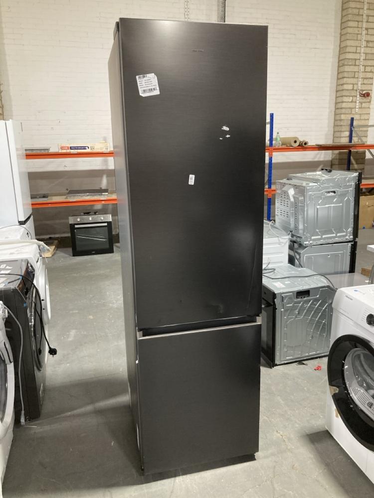 Lot 251  
            Chesterfield SR39 - Collection or Optional Delivery Available 

                
SAMSUNG FREESTANDING FRIDGE FREEZER IN BLACK MODEL: RB38C607AB1 RP- £649 (LOCATIO...