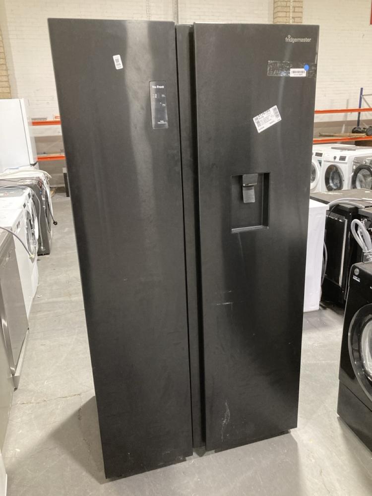 Lot 255  
            Chesterfield SR39 - Collection or Optional Delivery Available 

                
FRIDGEMASTER FREESTANDING AMERICAN STYLE FRIDGE FREEZER IN BLACK MODEL: MS91547BF...