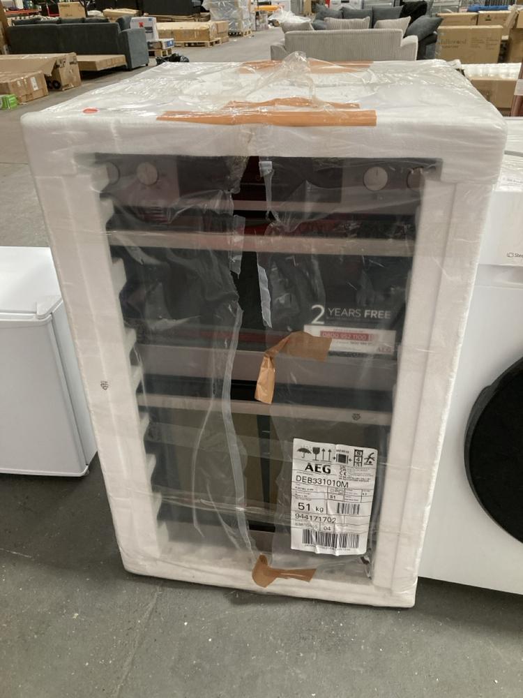 Lot 367  
            Chesterfield SR39 - Collection or Optional Delivery Available 

                
AEG BUILT IN DOUBLE ELECTRIC OVEN IN STAINLESS STEEL MODEL: DEB331010M ORIGINAL R...